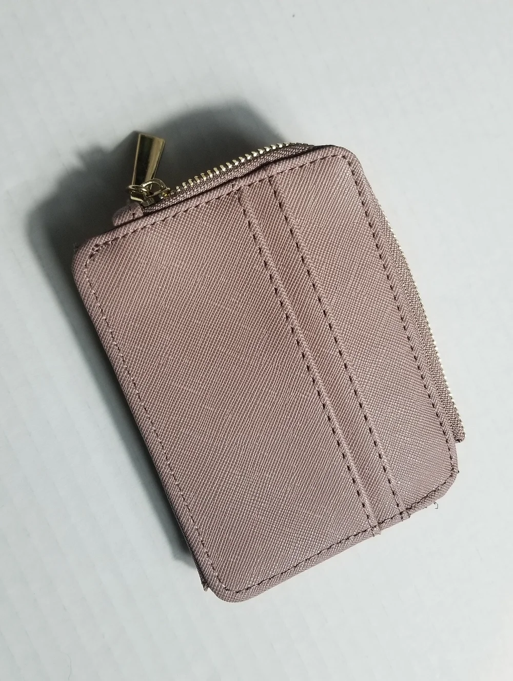 NWOT STEVE MADDEN MAUVE ZIP CARD WALLET WITH GOLD HARDWARE